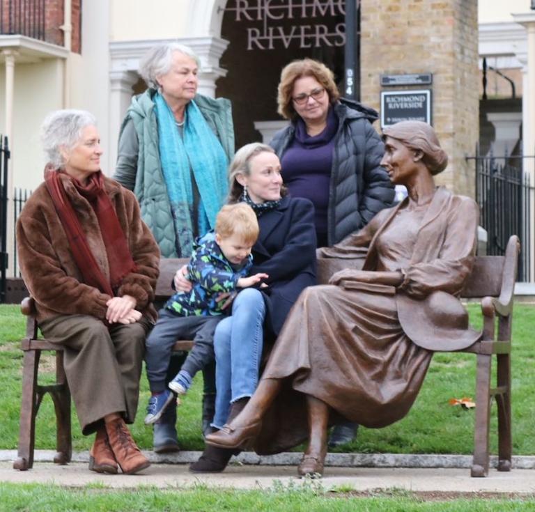 virginia woolf statue